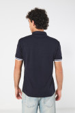 Camiseta azul intensa polo con marquilla tejida decorativa