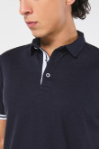 Camiseta azul intensa polo con marquilla tejida decorativa