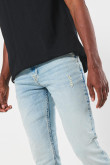 Jean skinny azul claro con rotos sutiles y tiro bajo