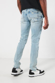 Jean skinny azul claro con rotos sutiles y tiro bajo