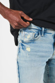 Jean skinny azul claro con rotos sutiles y tiro bajo