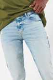 Jean azul claro skinny tiro bajo con rotos sutiles