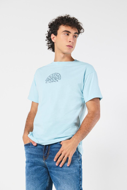 Camiseta azul clara con diseños místicos y manga corta