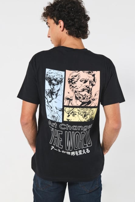 Camiseta negra con cuello redondo y escultura artística