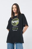 Camiseta femenina fit super oversize manga corta, con estampado en frente de Nasa.