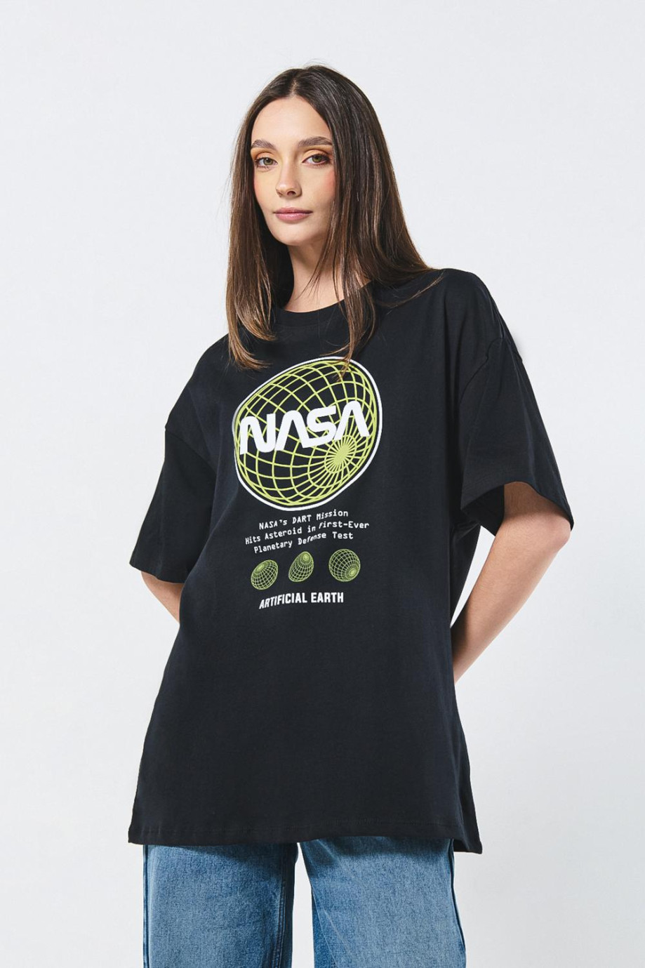 Camiseta negra de NASA oversize con manga corta