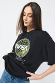 Camiseta femenina fit super oversize manga corta, con estampado en frente de Nasa.