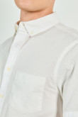 Camisa unicolor con bolsillo delantero y cuello button down