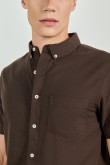 Camisa unicolor con bolsillo delantero y cuello button down