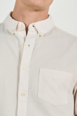 Camisa unicolor con bolsillo delantero y cuello button down