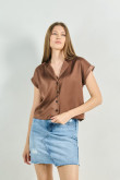 Blusa unicolor en satín con cuello resort y manga sisa