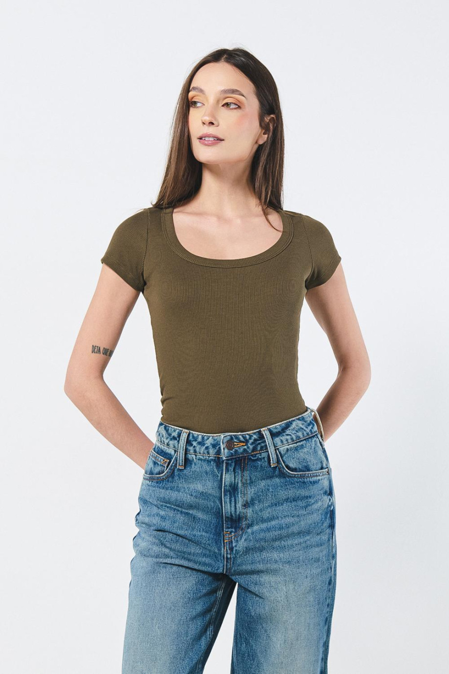 Camiseta unicolor para mujer en tela acanalada, cuello en U y manga corta.