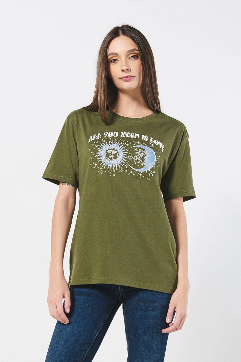 Camiseta verde oscura con diseño cósmico y manga corta