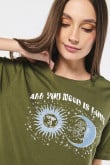 Camiseta verde oscura con diseño cósmico y manga corta