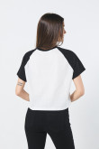 Camiseta manga ranglan crema con texto college en frente