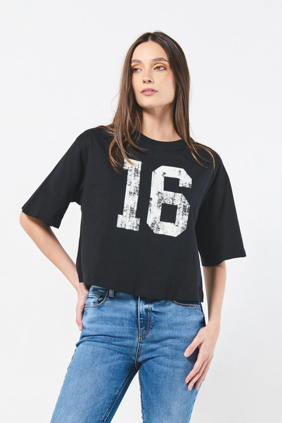 Camiseta crop top negra oversize con texto college en frente