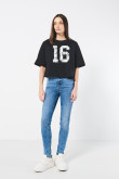 Camiseta crop top negra oversize con texto college en frente