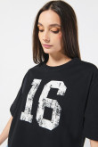 Camiseta crop top negra oversize con texto college en frente