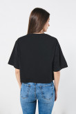 Camiseta crop top negra oversize con texto college en frente