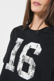 Camiseta crop top negra oversize con texto college en frente