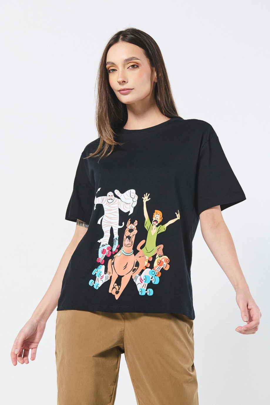 Camiseta negra con diseños de Scooby-Doo y manga corta