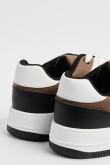 Tenis negros casuales con contrastes y perforaciones