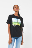 Camiseta negra manga corta con paisaje artístico en frente