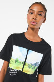 Camiseta negra manga corta con paisaje artístico en frente