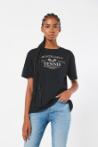 Camiseta negra con diseño college de tenis y manga corta