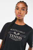 Camiseta negra con diseño college de tenis y manga corta