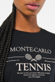 Camiseta negra con diseño college de tenis y manga corta