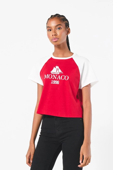 Camiseta roja con manga ranglan corta y diseño college