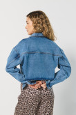 Chaqueta oversize cropped de jean azul y bolsillos de parche