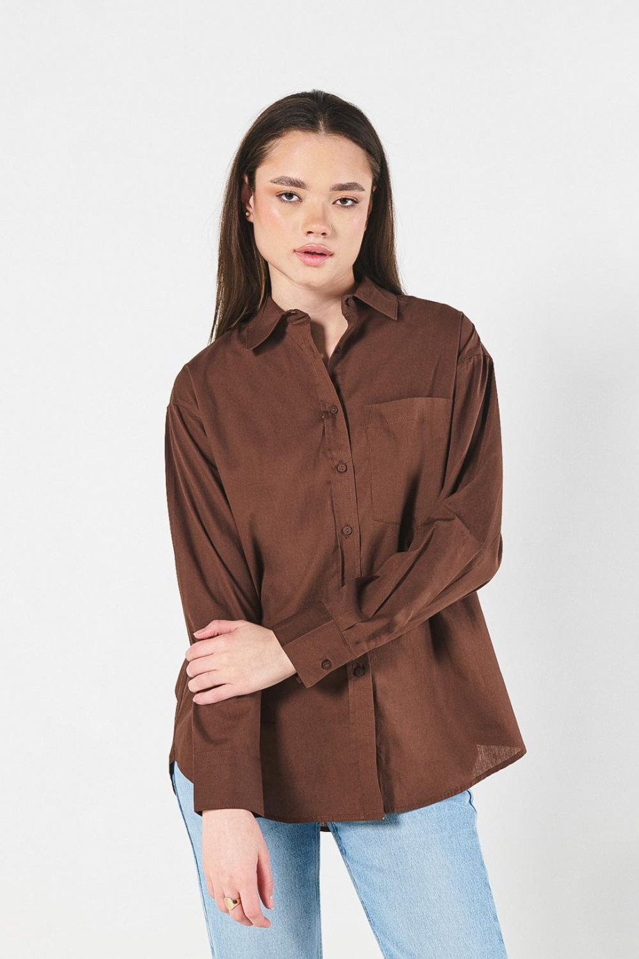 Blusa manga larga unicolor oversize con cuello camisero