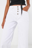 Jean culotte blanco con botones y bota ancha corta