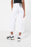 Jean culotte blanco con botones y bota ancha corta