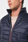 Chaqueta cuello alto acolchada azul intensa ajustada