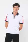 Camiseta blanca polo con cuello y puños en contraste