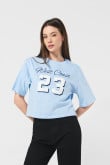 Camiseta azul clara crop top oversize con diseño college