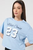 Camiseta azul clara crop top oversize con diseño college