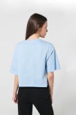 Camiseta azul clara crop top oversize con diseño college