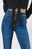 Jean push up azul oscuro con realce posterior y tiro alto