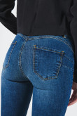 Jean push up azul oscuro con realce posterior y tiro alto