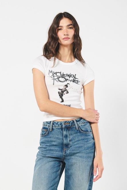 Camiseta femenina fit super oversize manga corta, con estampado en frente de My Chemical Romance.