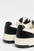 Tenis negros casuales con cortes blancos y suela plana