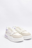 Tenis casuales blancos con suelas altas y contrastes