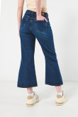 Jean flare azul oscuro con bota ancha corta y botones