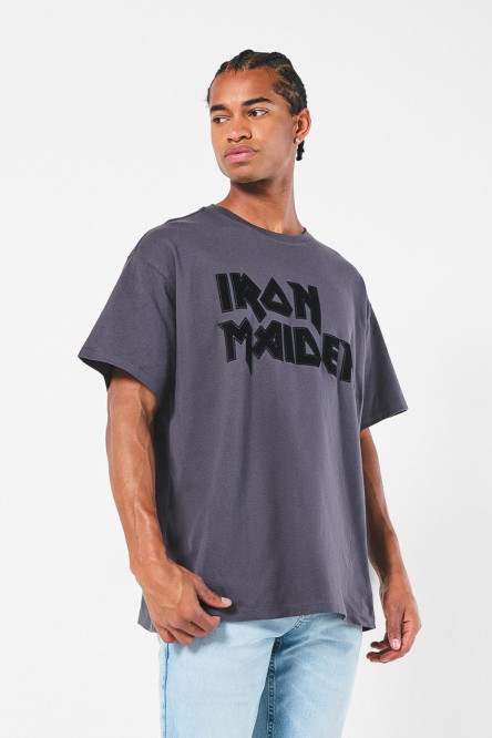 Camiseta oversize gris con manga corta y arte de Iron Maiden