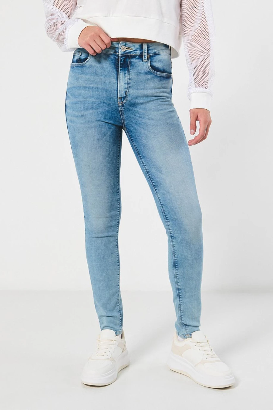 Jean jegging azul claro con ajuste ceñido y tiro súper alto