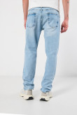 Jean azul claro skinny con rotos sutiles y tiro bajo